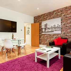 Stylish 2 Bed 2 Bath *close To And Centre With Parking* Apartment