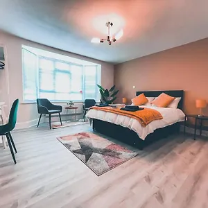 Modern 3 Ground Floor Parking And Garden Apartment