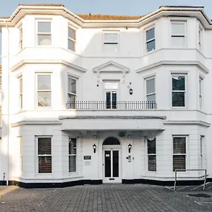 Spacious 2 Bedroom Flat Near And Town Centre Apartment