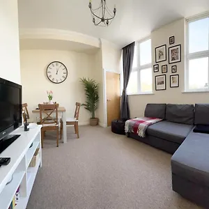 Cosy Town Centre Close To Apartment