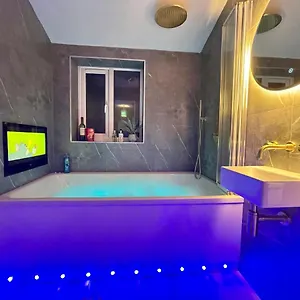 Coastline Retreats: Beachside Luxury With Jet Bath & Entertainment Apartment