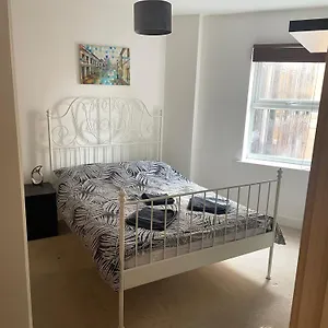 Entire Town Centre 2 Bedroom Very Close To Apartment