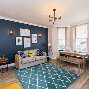 Stylish With Garden Near The Apartment
