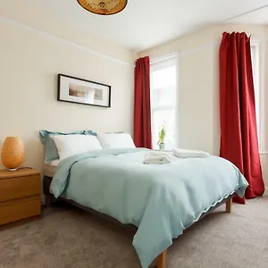 Stylish Town Centre Close To And Shops Apartment